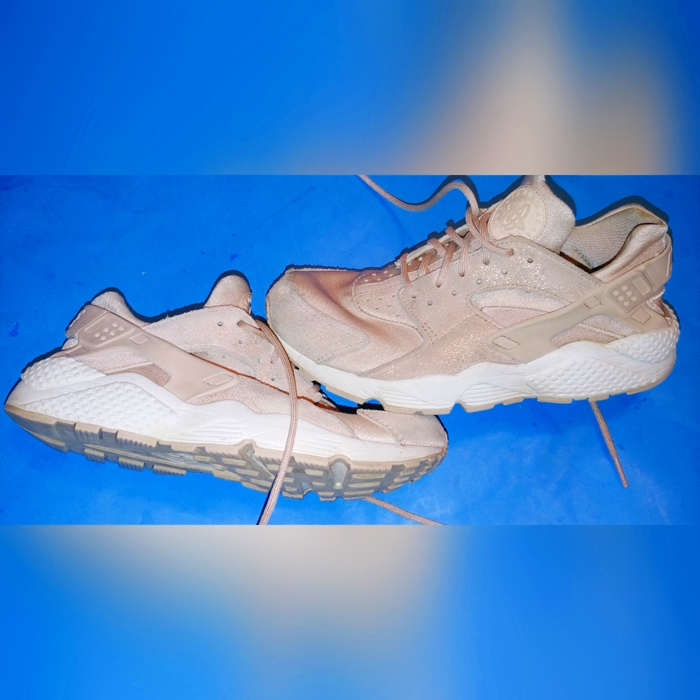 Cute pink Nike Huarache shoes size 9